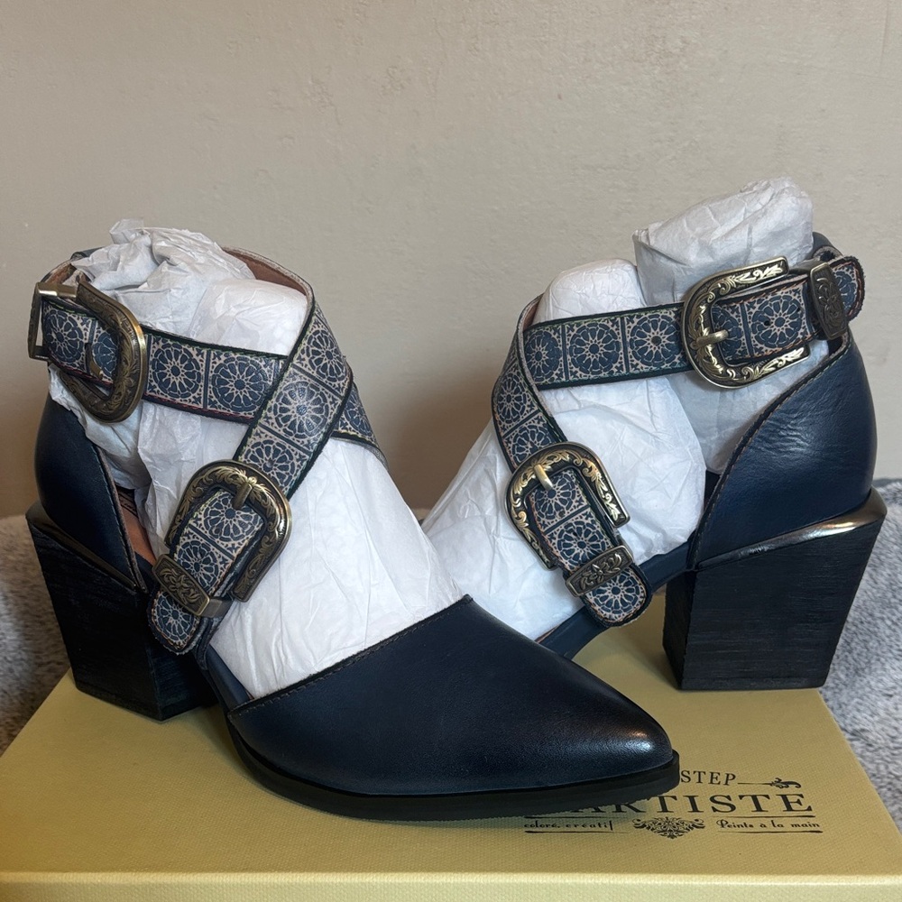 NWT L’Artiste Modelista Navy Multi Heeled Boot/Shoe w/Engraved Buckle - Leather